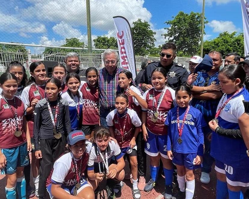  Gobernador Rocha premia a campeonas femeniles de futbol.