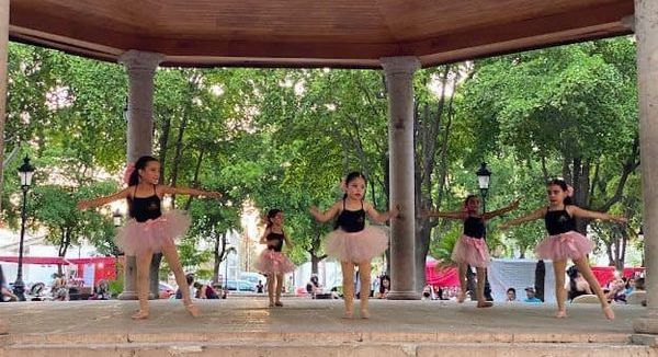  Se presenta Academia de Baile Roxar en Bohemia en la Plaza.