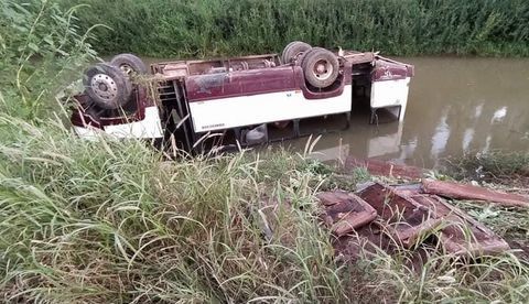 Cuerpos de emergencia atienden a jornaleros heridos en volcadura del camión en el que viajaban.