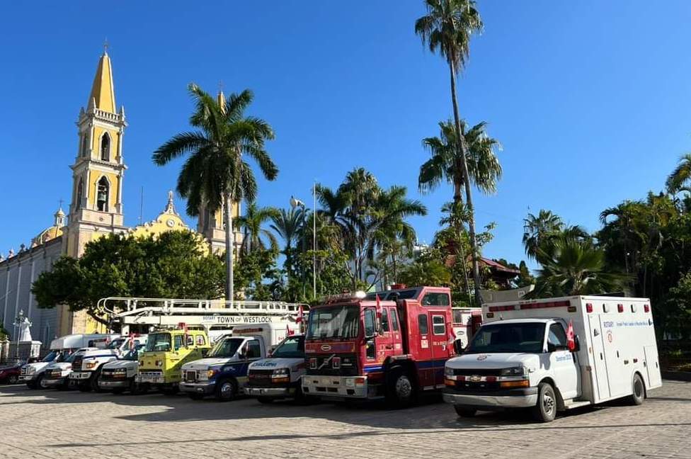 El Ayuntamiento y Sistema DIF recibieron dos ambulancias, un autobús escolar y un camión para transporte de personas en silla de ruedas.