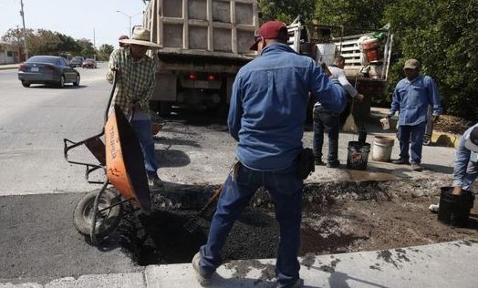 Gobierno Municipal mantiene constante programa de bacheo