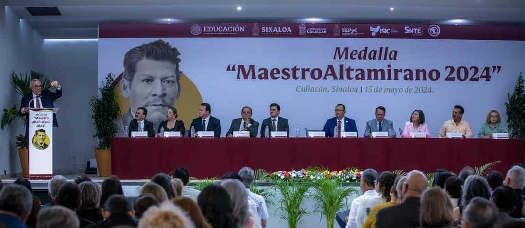   El gobernador Rubén Rocha Moya entregó con orgullo la distinguida medalla "Ignacio Manuel Altamirano" a 114 maestros sinaloenses.   