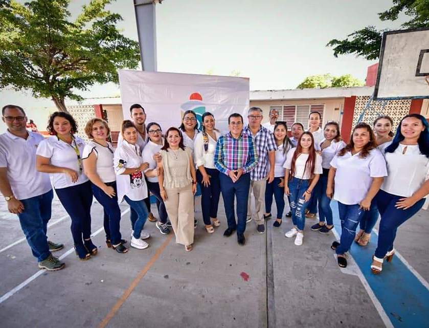 El Alcalde entrega tres aulas y dos minisplit a estudiantes de la primaria Justo Sierra.