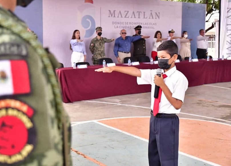 Autoridades realizan Lunes Cívico en la escuela primaria Ricardo Flores Magón.