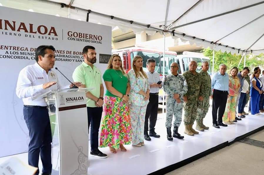 Rocha entrega Camiones de Bomberos a 6 Municipios del Estado.