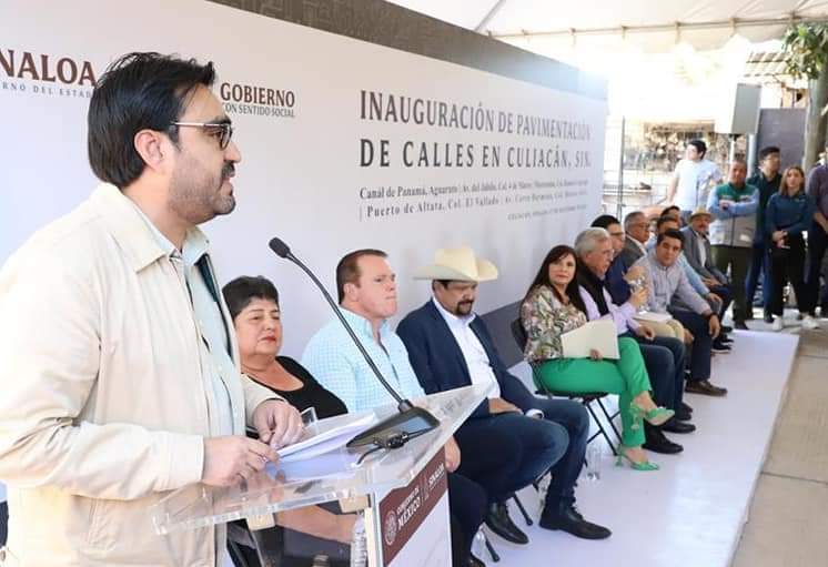 Rubén Rocha y Juan de Dios Gámez Mendívil inauguran simultáneamente cinco calles pavimentadas.