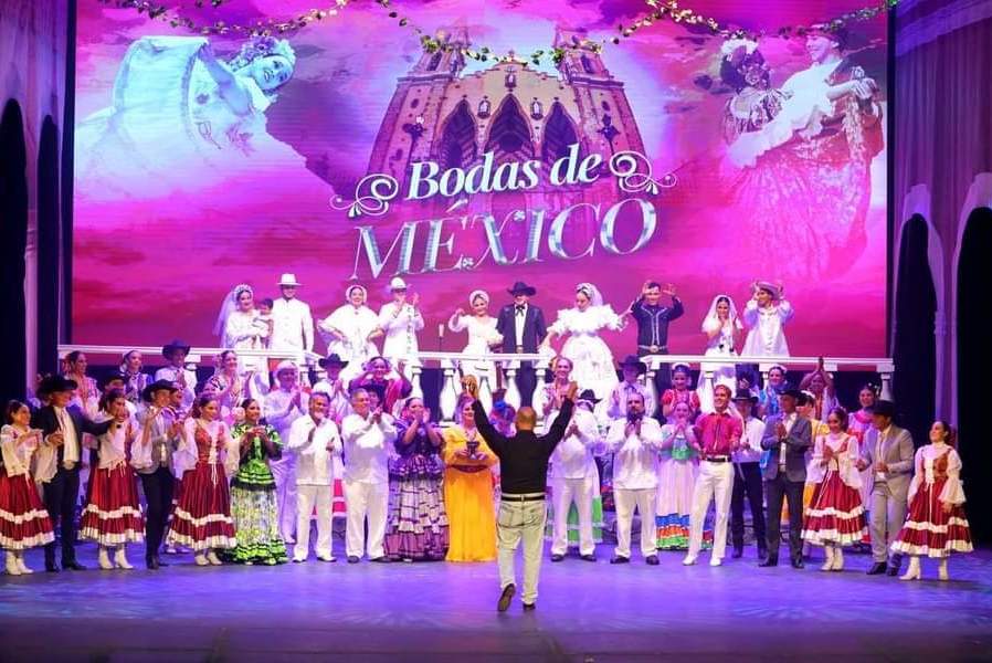    Bailarines de danza folklórica llevan a escena Bodas de México.