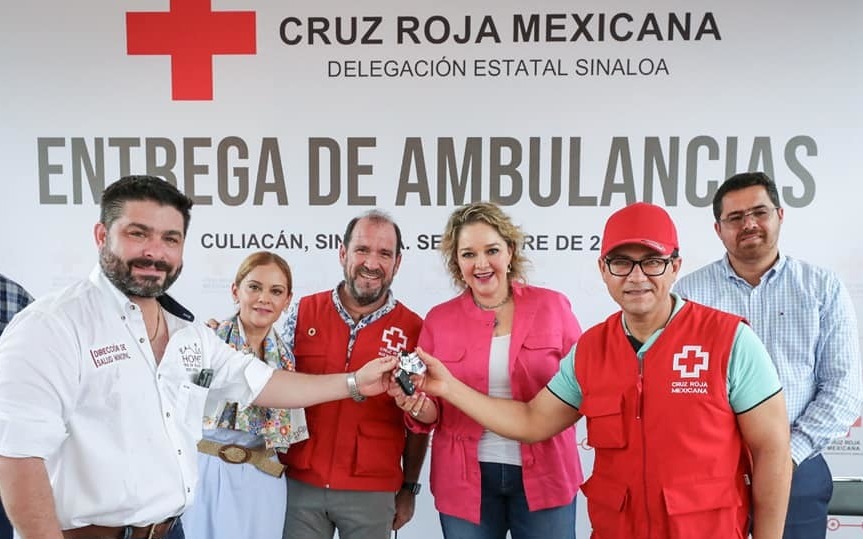  La Presidenta del DIF SINALOA, Eneyda Rocha Ruíz, acude a la entrega de Cruz Roja de 10 ambulancias.