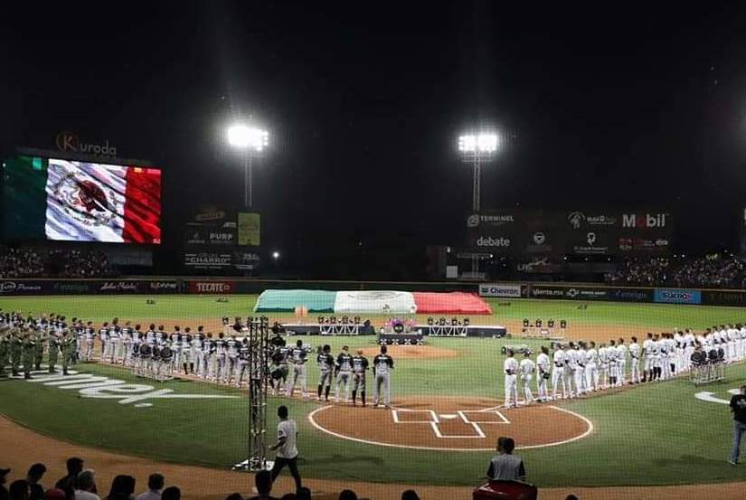  El Gobernador Rubén Rocha asiste al juego inaugural en Guasave.