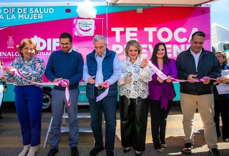 Rocha entrega al DIF Estatal camión de la Salud de la Mujer.