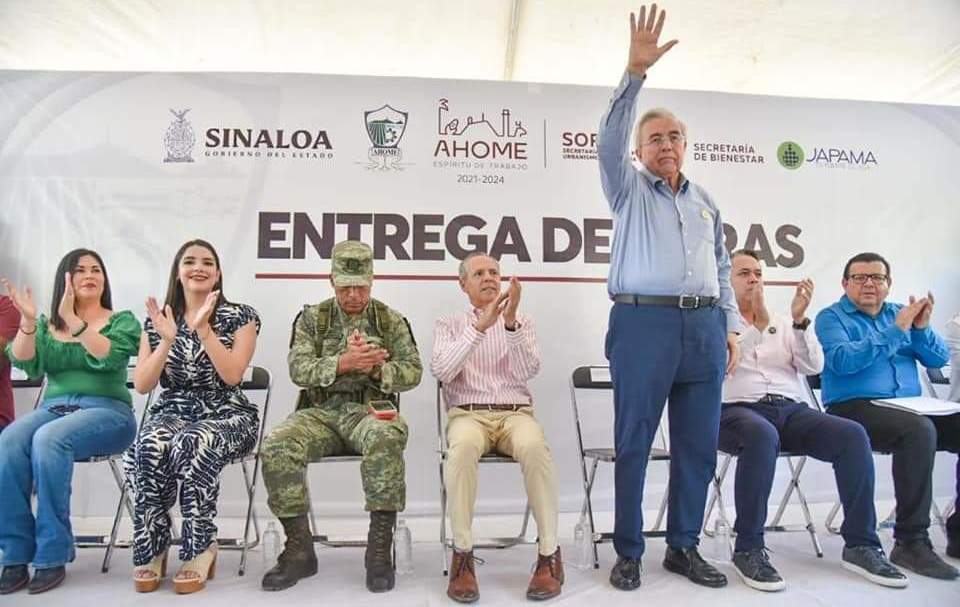 Cientos de jóvenes acuden a la Fiesta Playera del Estudiante. 