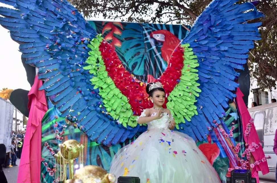 Las calles principales del Pueblo Señorial de la Villa de Ahome se llenaron de color y alegría con el tradicional desfile de comparsas y carros alegóricos en el Carnaval 2023.