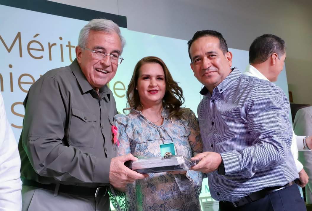 El Gobernador Rubén Rocha, entrega reconocimientos a trabajadores del STASE por 25 años de servicio. 