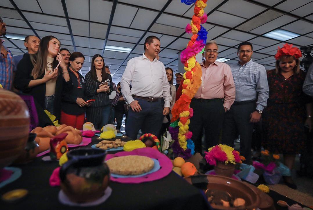 Rocha realiza recorrido por corredor de altares del Día de Muertos en Palacio de Gobierno.