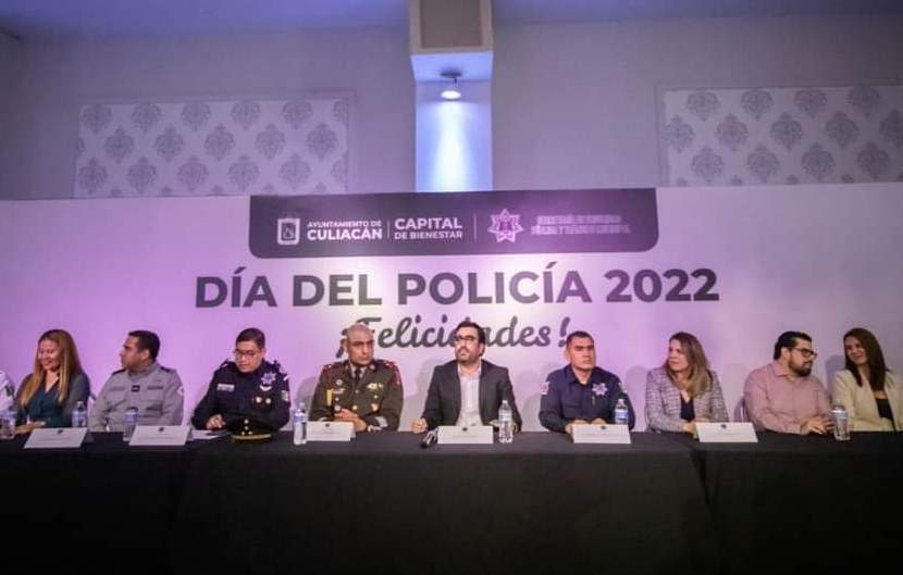 El Alcalde, Juan de Dios Gámez, anuncia aumento salarial del 6 por ciento para policías y entrega 15 patrullas.