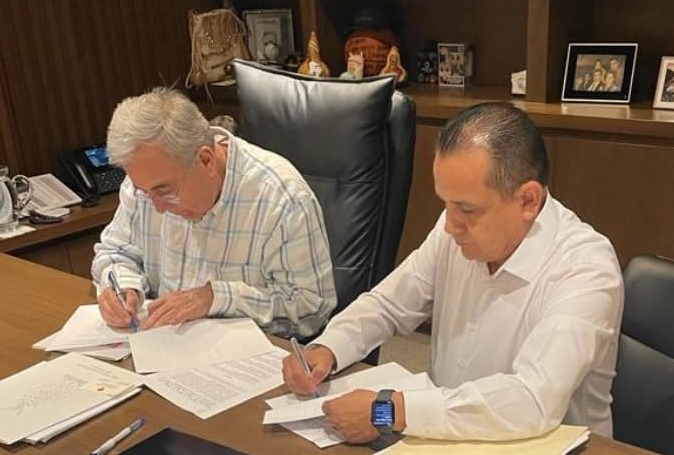 Rocha signa convenio con el SNTE 53 para mejoras salariales.