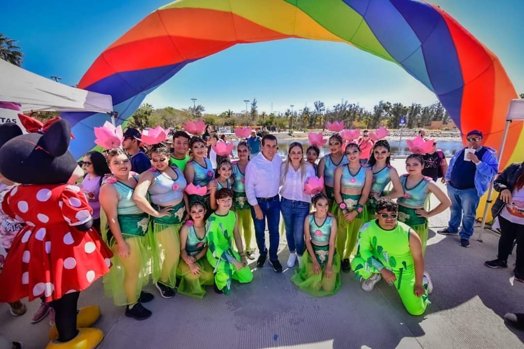 Disfrutan el Día de la Familia en el Parque Central del Puerto.