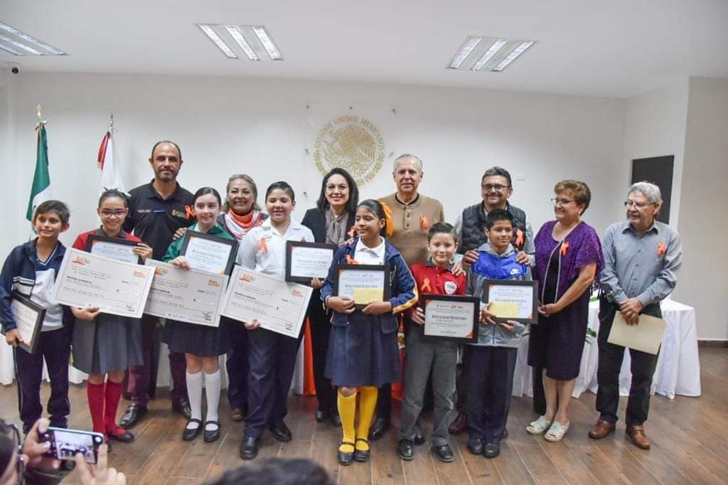 Premian a niños y niñas ganadores del concurso de cuento de equidad de género.