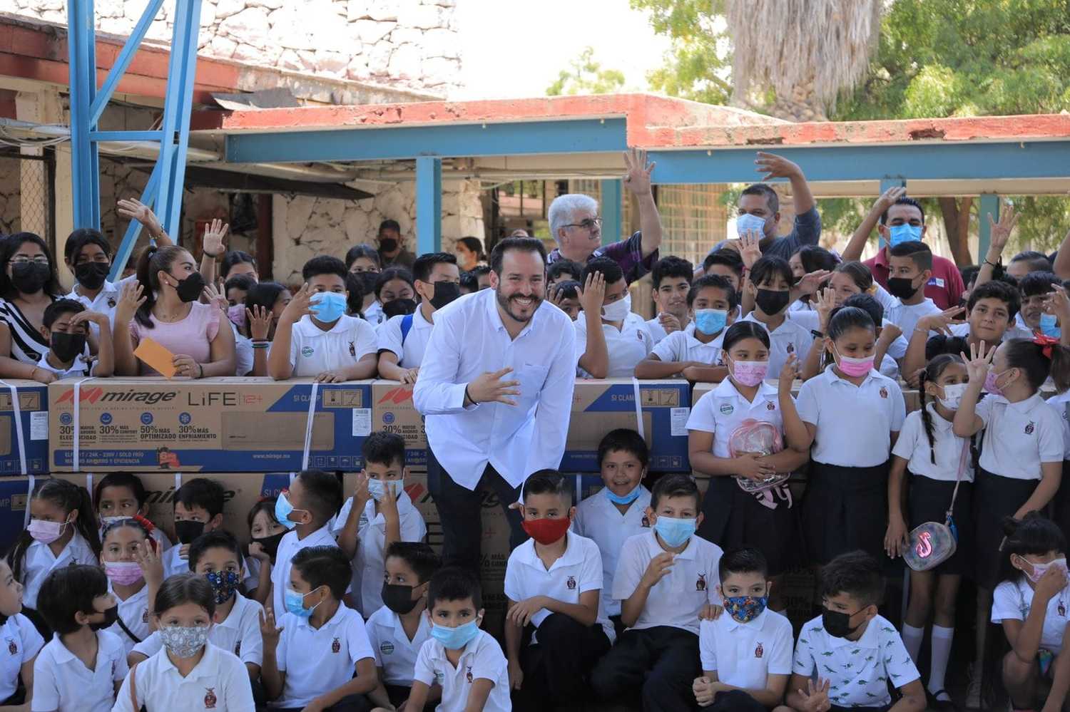 Gobierno de Mazatlán cumple y entrega 5 minisplits a primaria de Urías.      