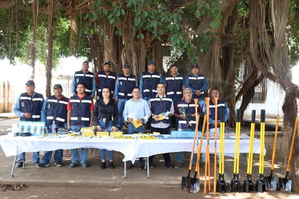  Con una inversión de alrededor de 200 mil pesos, la Alcaldesa de Navolato entrega equipo de protección y material de trabajo al personal de alumbrado público