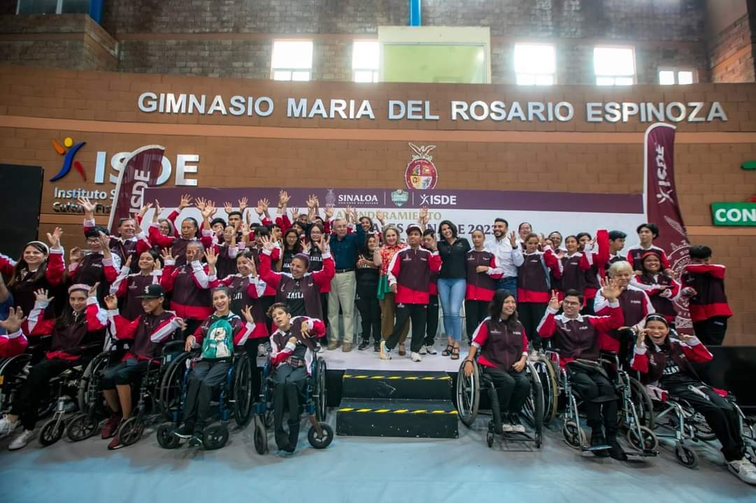  Rocha abandera a los atletas especiales que participarán en los Paranacionales CONADE 2023.