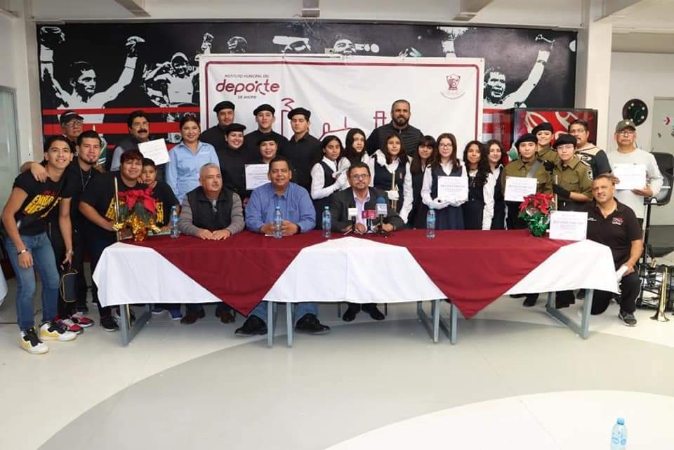 Premian a ganadores que participaron en el Desfile de la Revolución Mexicana.