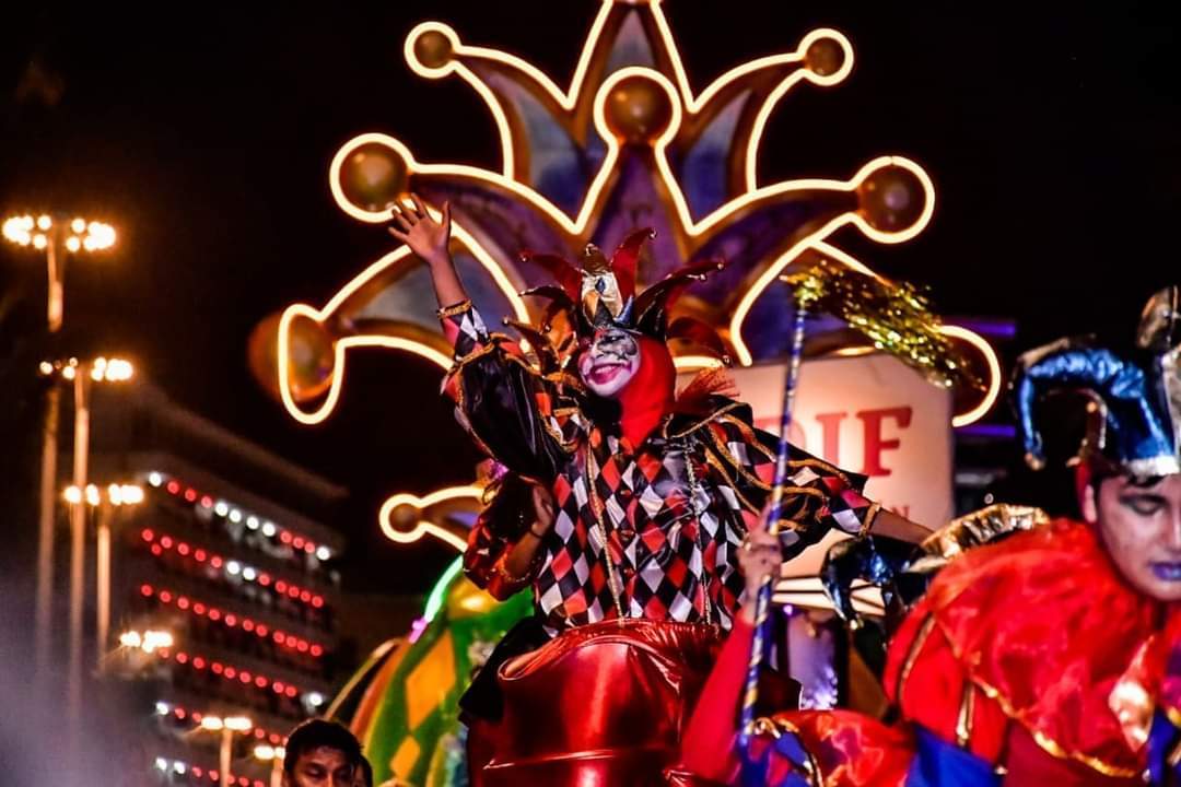 Majestuoso desfile de Carnaval encanta a miles de espectadores locales y turistas.