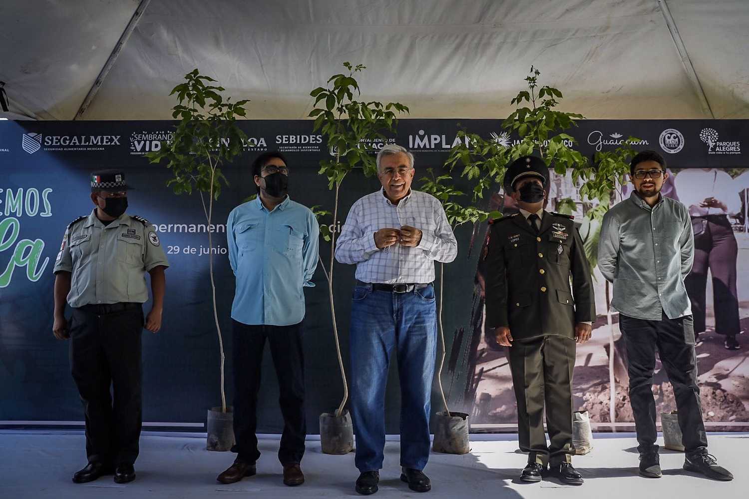 Gobernador Rocha arranca programa de reforestación en Culiacán.         