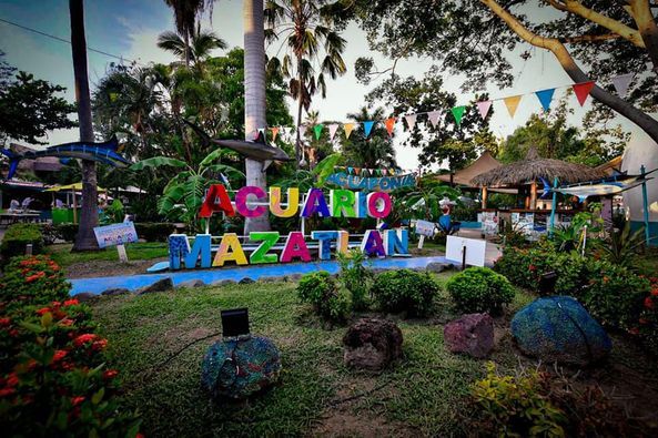 Autoridades municipales celebran el 42 aniversario del Acuario de Mazatlán.