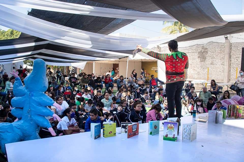 Cuentos entretienen a niños y adultos en el área infantil de la FIL-Culiacán 2022.