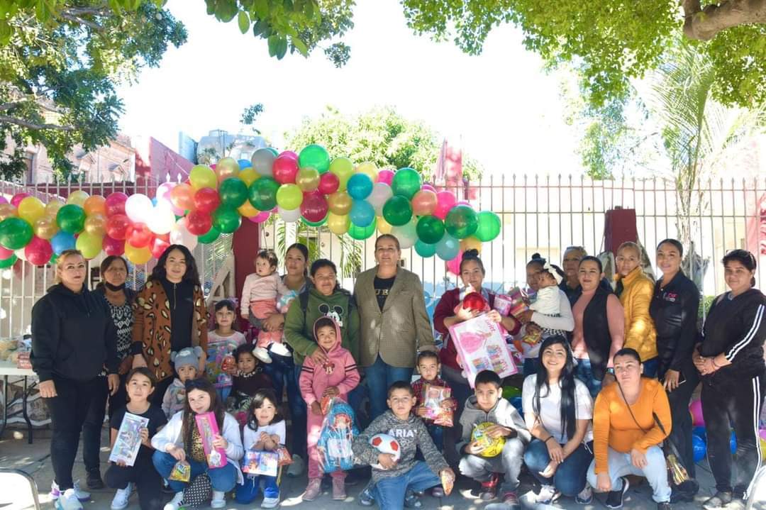 El Fuerte realizó entrega de regalos a niñas y niños del municipio.