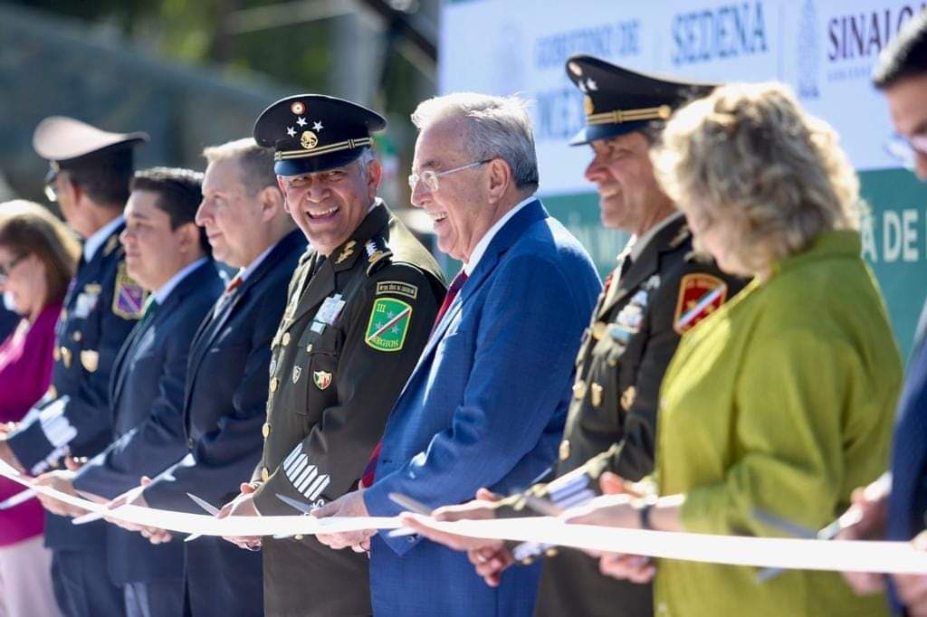 Rocha inaugura exposición militar “La Gran Fuerza de México” en explanada de Palacio de Gobierno.