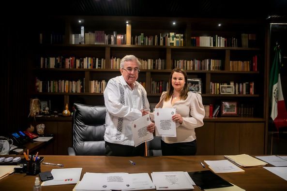 El gobernador Rubén Rocha Moya suscribió con la secretaria general del Sindicato de Trabajadores al Servicio del Estado (STASE), Teresita Ochoa Pérez, el convenio de revisión salarial para el presente año.