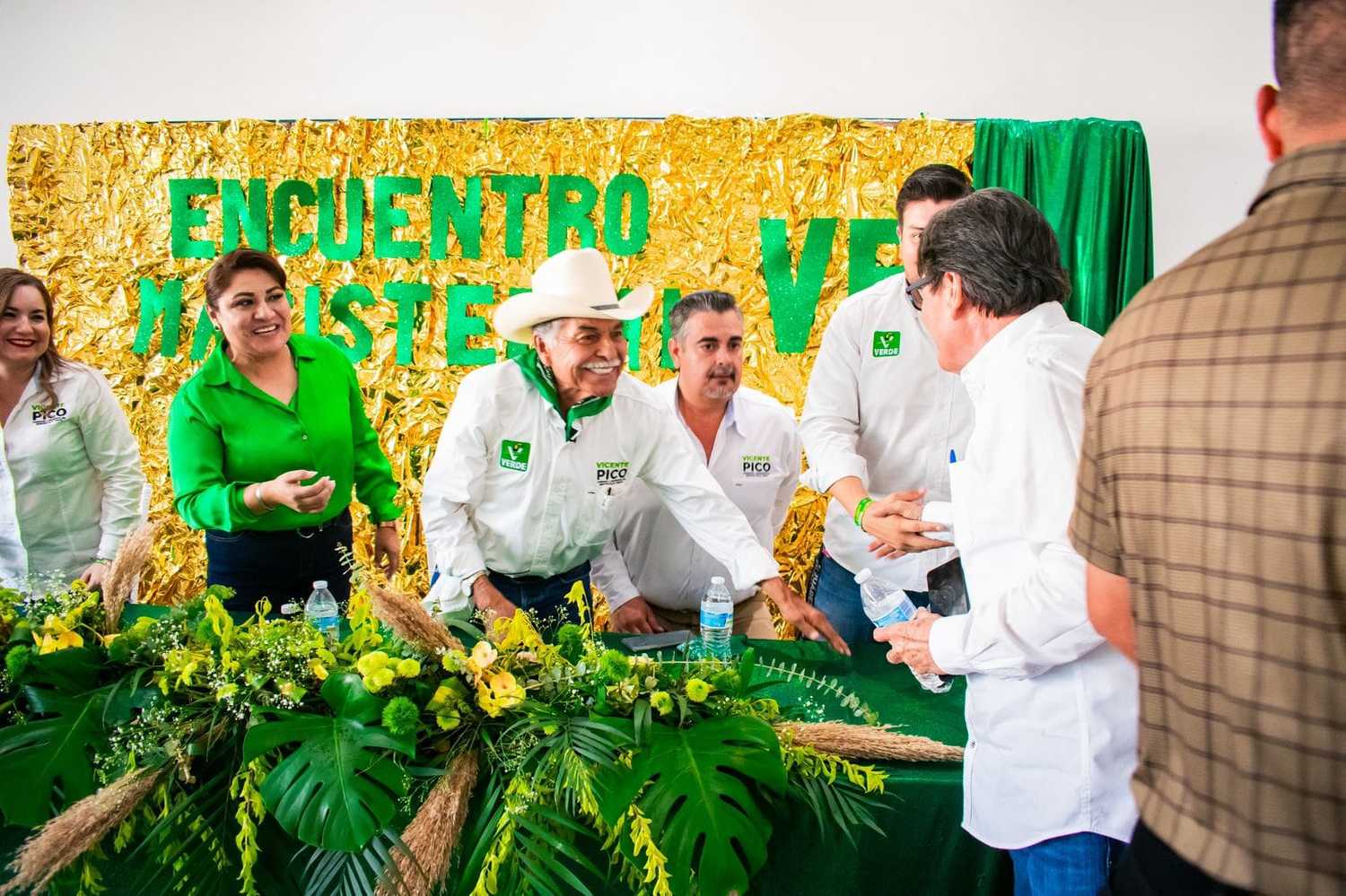   A medida que la cuenta regresiva avanza, más personas se unen a la candidatura de Vicente Pico y El Fuerte se tiñe de verde.