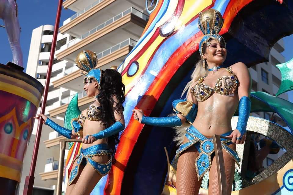 Abarrotan el Malecón porteños y turistas para disfrutar del segundo desfile del Carnaval Internacional de Mazatlán “Déja Vu, 125 años de tradición”.