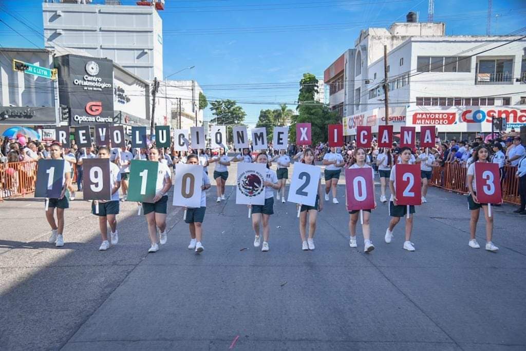    Nutrido y colorido desfile por el 113 Aniversario de la Revolución Mexicana en Los Mochis contó con cerca de 5 mil participantes.