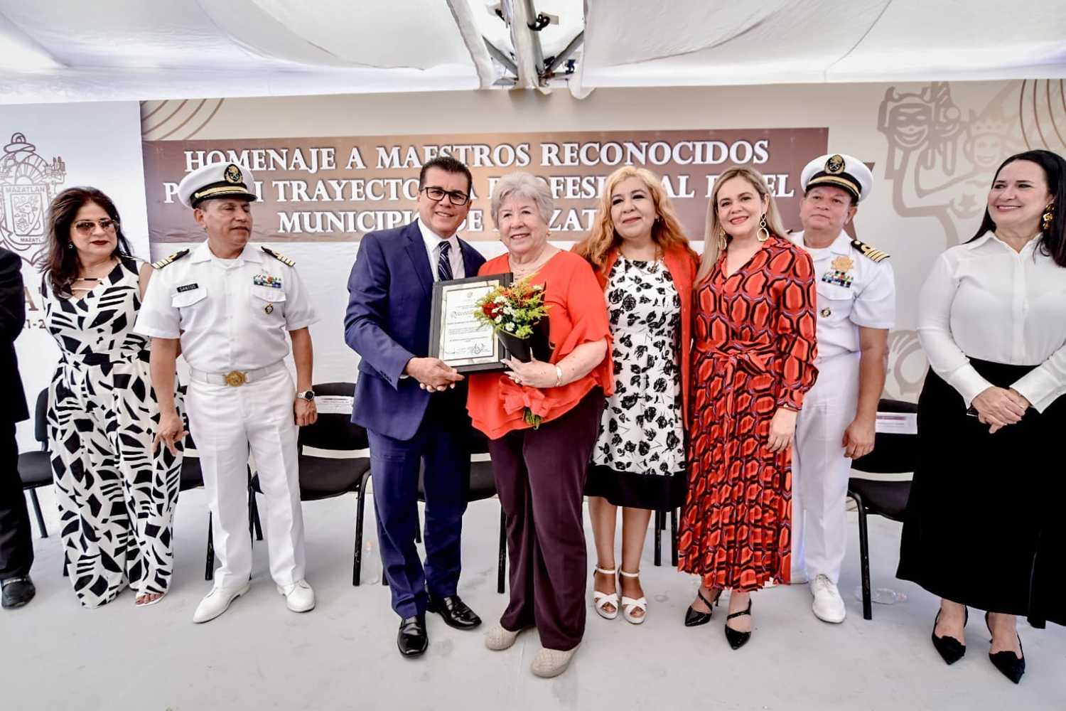   Rinden homenaje a maestros reconocidos por su trayectoria profesional en el municipio de Mazatlán.   
