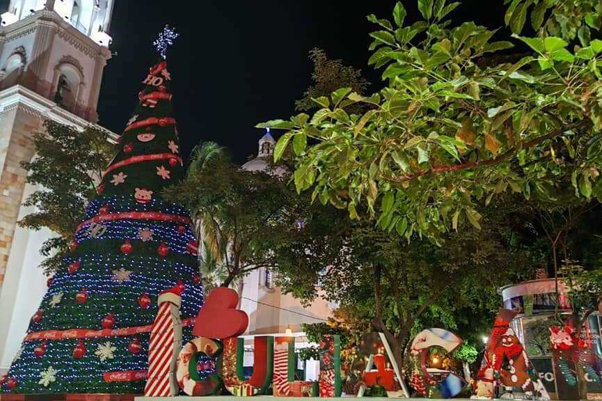 Llega el espíritu de la Navidad a Culiacán con el encendido del Árbol Navideño.
