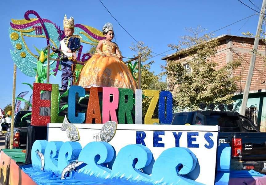 Con coloridos y atractivos carros alegóricos desfilaron las reinas y reyes de la Sindicatura El Carrizo.