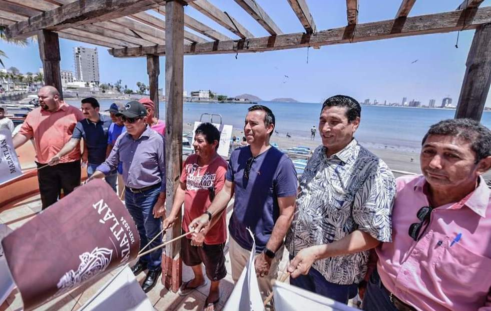El alcalde Edgar González da el banderazo de la  construcción del mirador Playa Norte en la Avenida Paseo Claussen. 