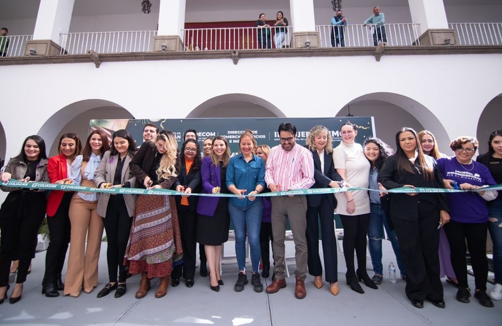 Juan de Dios Gámez entrega cheques de apoyo a mujeres inaugura la Expo Mujeres Emprendedores por el Bienestar.