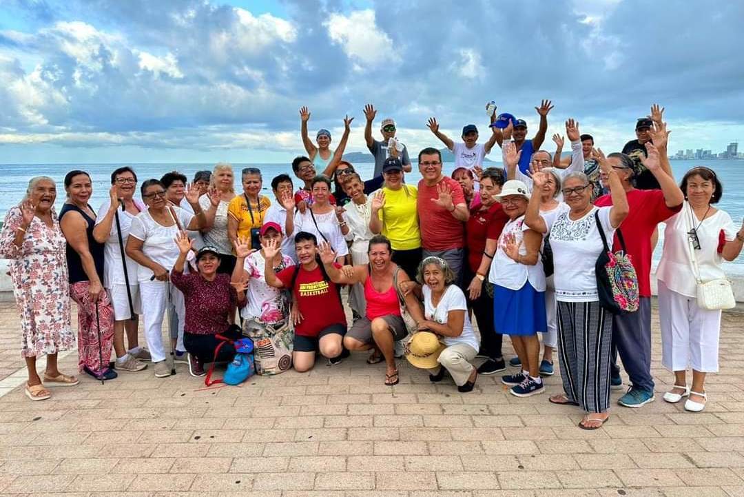 Participan personas adultas mayores en limpieza de playa con motivo del Día de las y los Abuelos.
