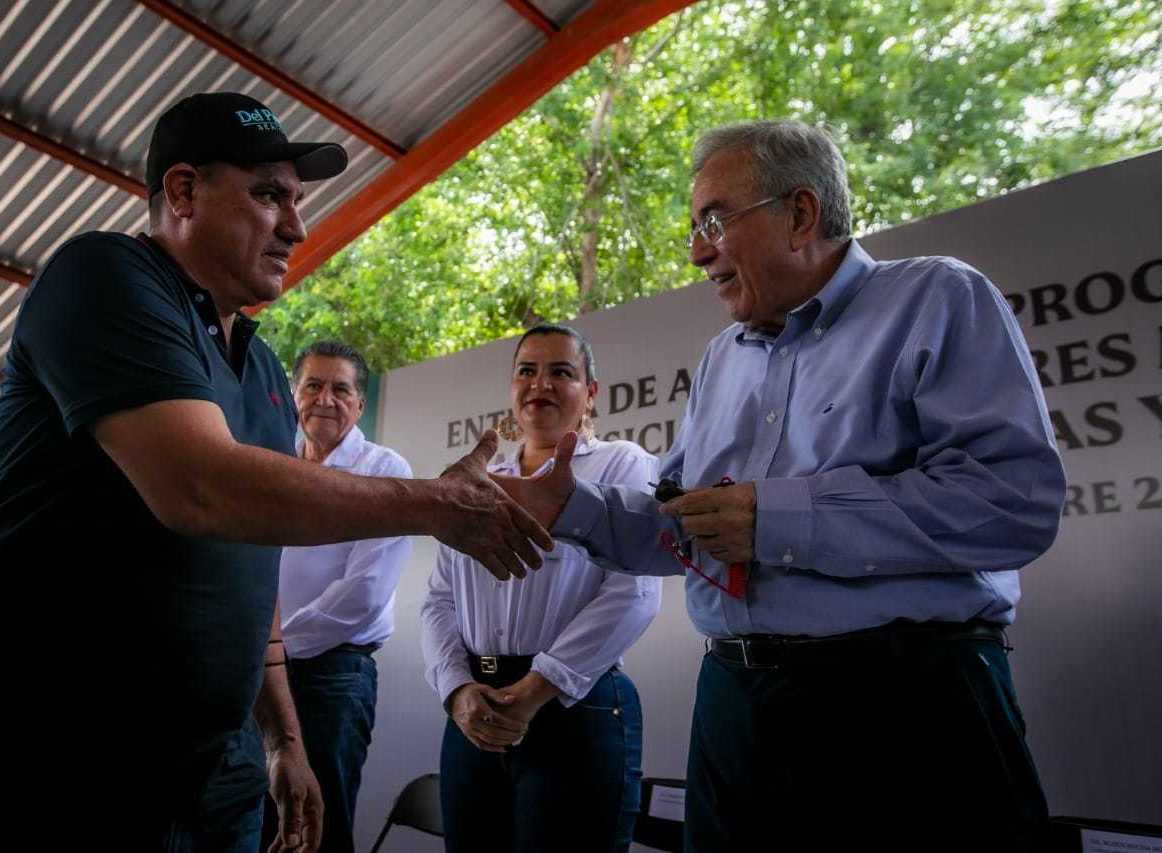 Encabeza Rocha Moya entrega de apoyos para la adquisición de motores marinos.