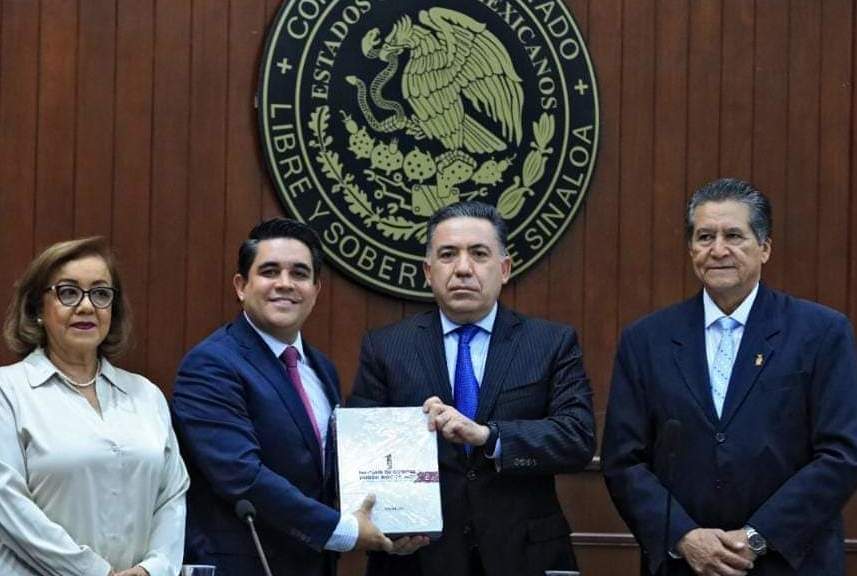 Entregan el Primer Informe de Gobierno de Rocha al Congreso del Estado.