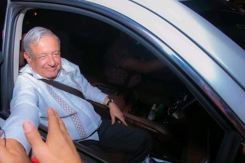    Con la banda sinaloense recibe Rocha Moya al Presidente López Obrador.