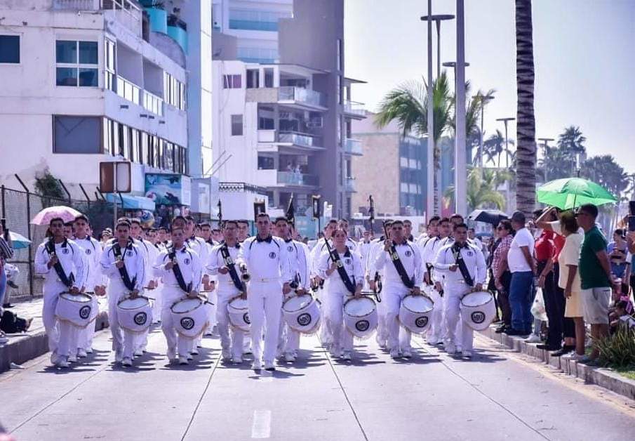    Lucido desfile conmemorativo del 113 aniversario de la Revolución Mexicana en Mazatlán.