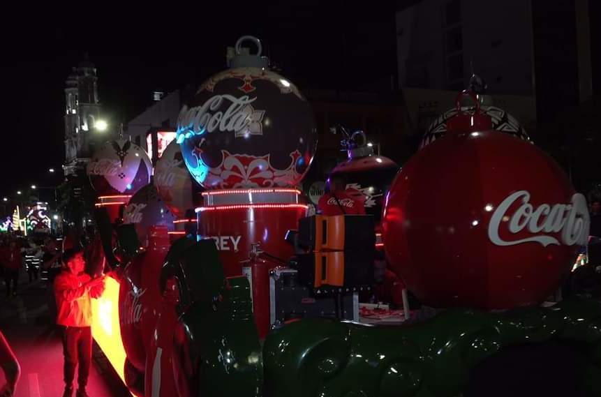      La Caravana de la empresa refresquera Coca Cola 2023 llena de magia navideña las calles de Culiacán.