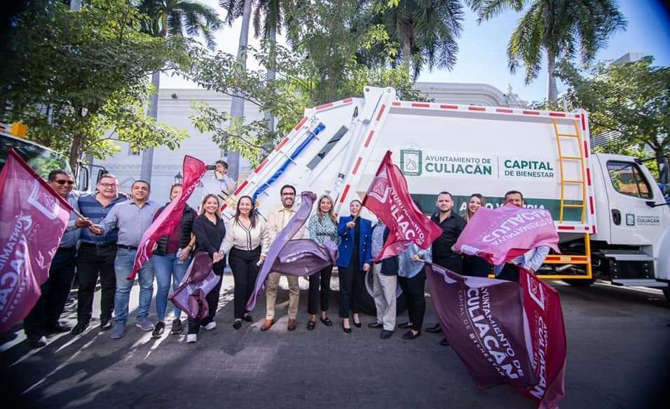 El alcalde Juan de Dios Gámez entrega nuevos camiones recolectores de basura.