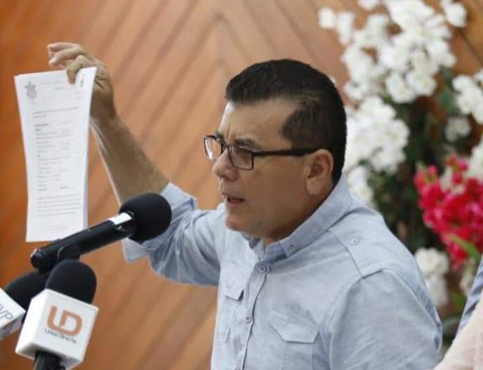 En sesión de cabildo, minutos después de presentar su Informe, Luis Guillermo Benitez, hizo pública su renuncia a la Alcaldía de Mazatlán.