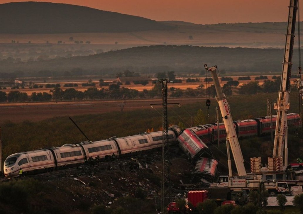 Dan detalles del choque ferroviario que dejó 74 muertos en España  